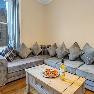 Apartment Centre Jasmine -sleeps 7, Edinburgh